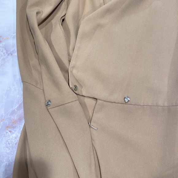 Asos jumpsuit .SZ 8 features fabric belt, front zip and snaps closure. - Picture 7 of 8